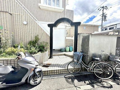 ロイヤルハイツまつい2の玄関