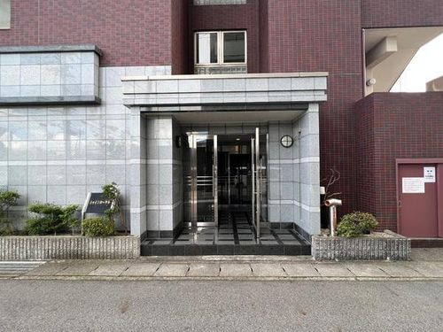 シャイン ローヤル 野洲市北野1丁目の玄関