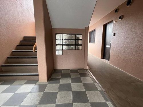 シャトーアルバ2 栗東市市三宅の玄関