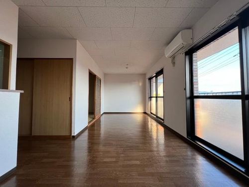 シャトーアルバ2 栗東市市三宅の居間