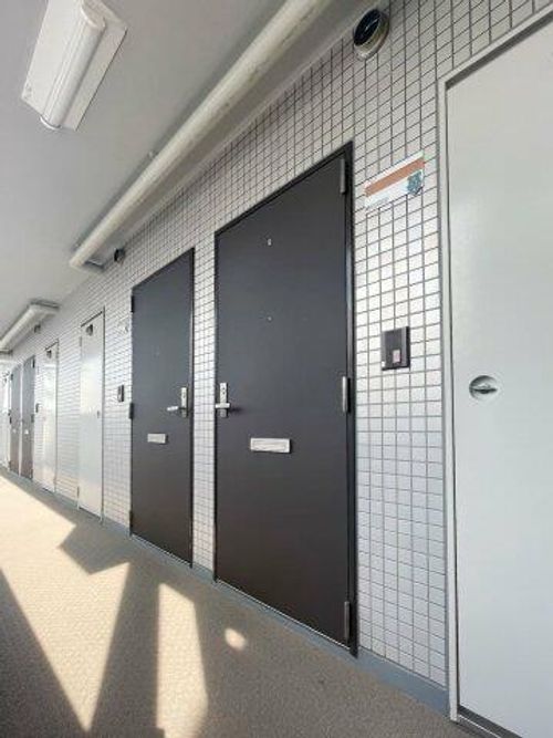 ニューブ神戸の玄関