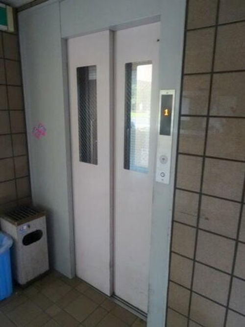 平和マンションの玄関