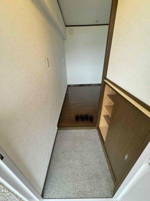 教興寺マンションの玄関