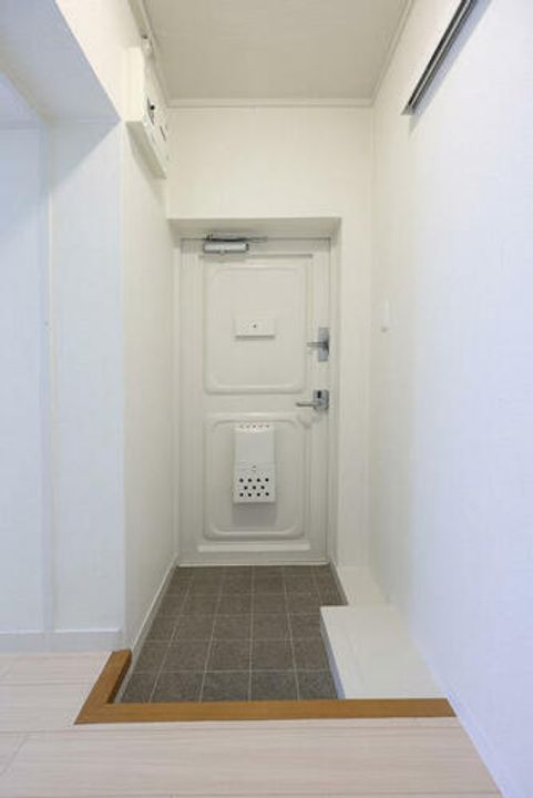 UR逆瀬川0140405の玄関