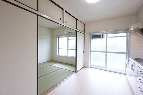 UR逆瀬川0140405の居間