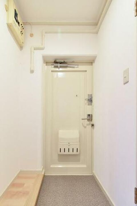 UR瀬古0080301の玄関