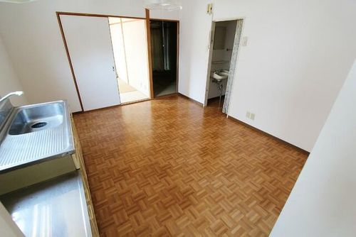 野村ビルの居間