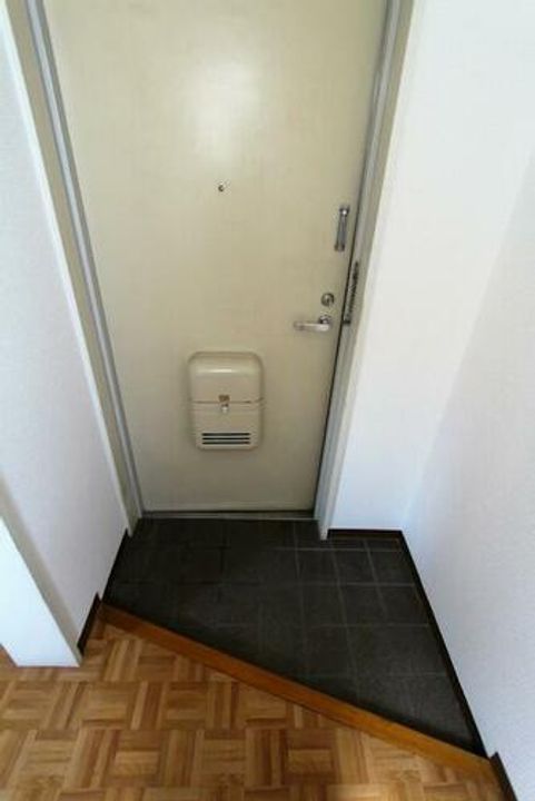 野村ビルの玄関