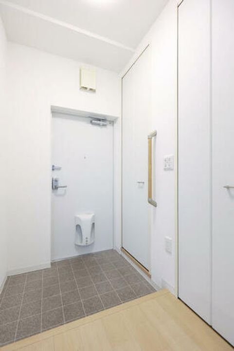 UR浜甲子園なぎさ街0310103の玄関