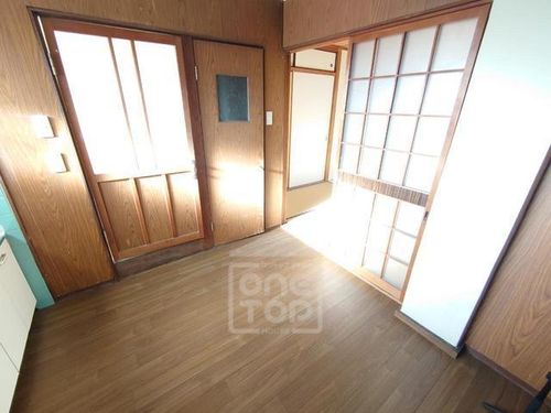 山口ビルの居間