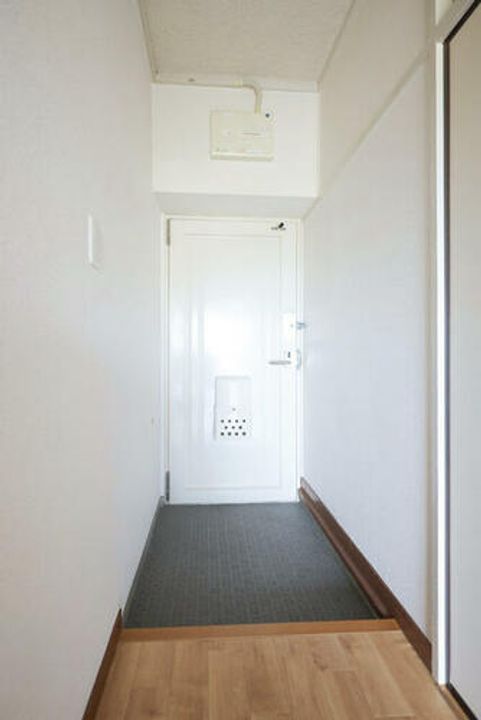 UR鶴山台0020401の玄関