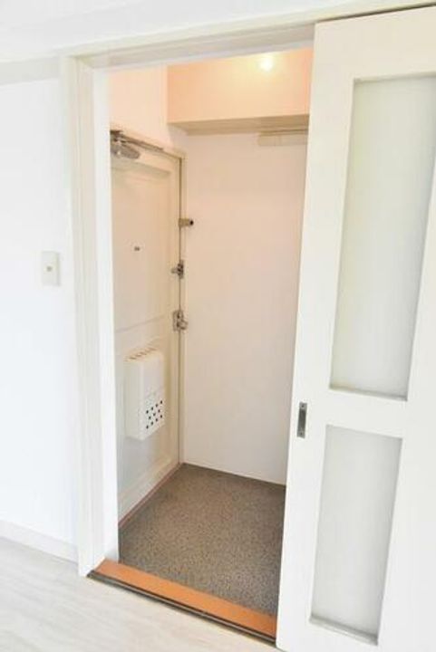 UR岩成台0180406の玄関