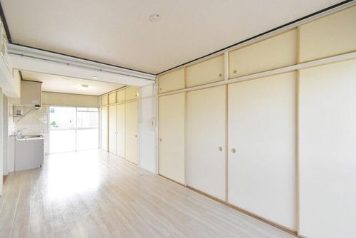 UR岩成台0180406の居間