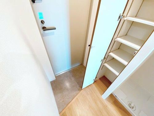 プレサンスNEO長堂アウローラの玄関