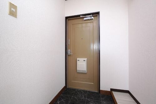 シャトーピア四辻Aの玄関