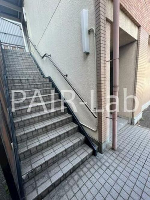 土山第三ビルの玄関