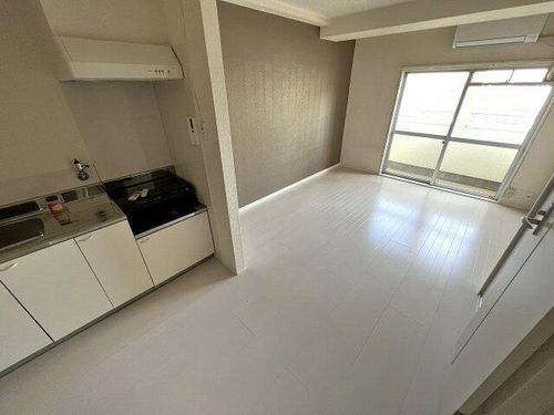 やまぐちビルの居間