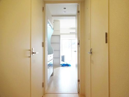 セレニテ新大阪カルムの玄関