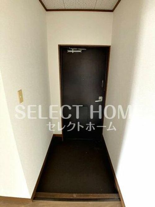 リバーサイド八番館401の玄関