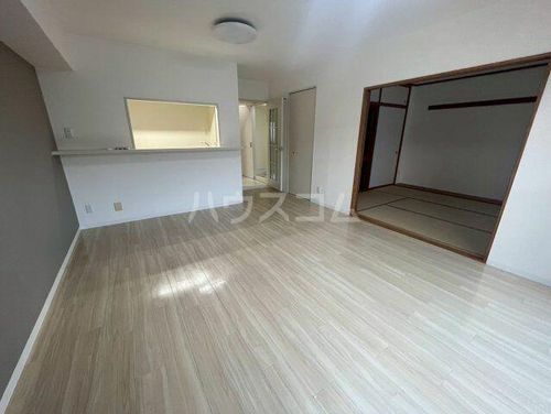 ロフティ少路の居間