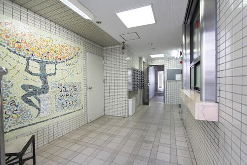 アートライフタケセイ 本館の玄関