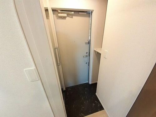 セレーノ東生駒Cの玄関