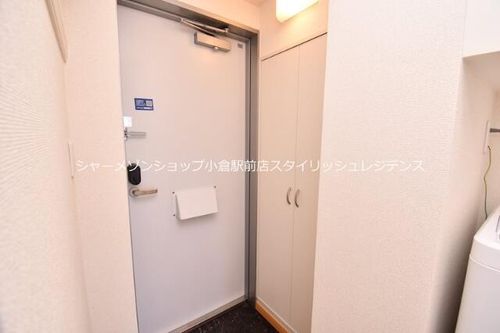 レオパレスKAZUの玄関