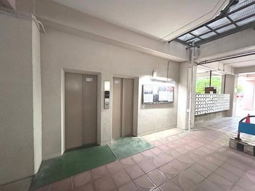 紅梅台ハイツ2号棟214の玄関