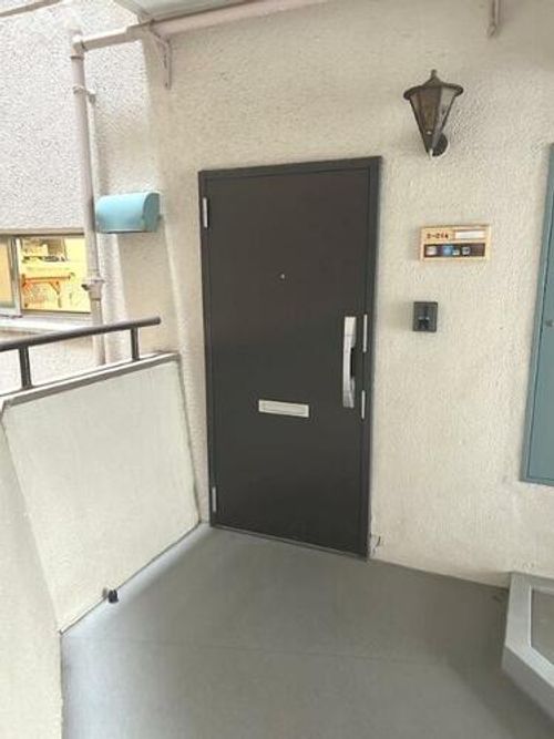 紅梅台ハイツ2号棟214の玄関