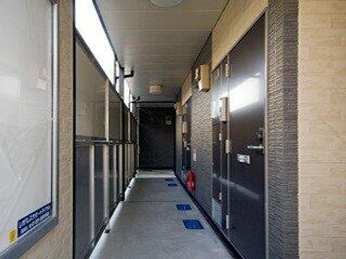 レオパレスレインボー松ヶ丘の玄関