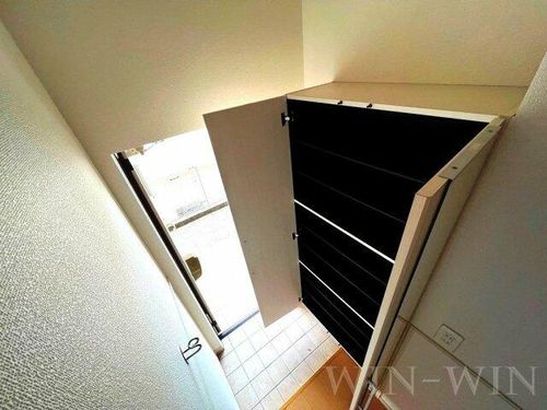 ユトリロ緑ヶ丘 2 Bの玄関