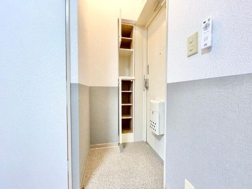 リバーサイド植田の玄関