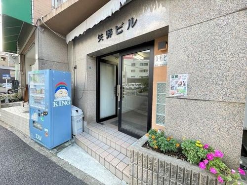 矢野ビルの玄関