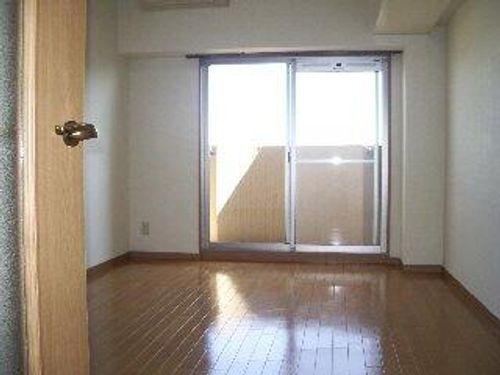 現代ハウス新栄の居間
