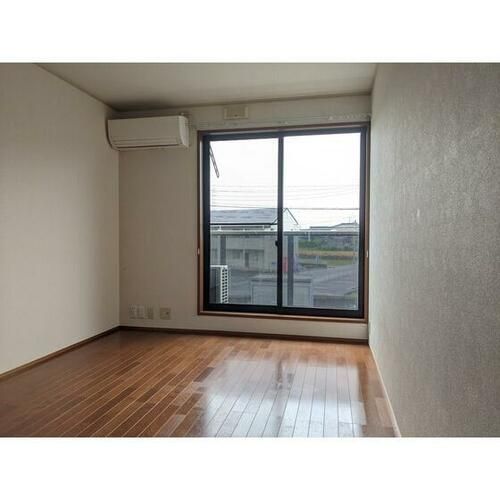 パークハイム直江A201の居間