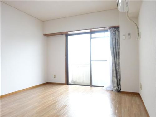 天白山田ビルの居間