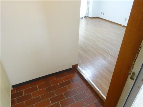 天白山田ビルの玄関