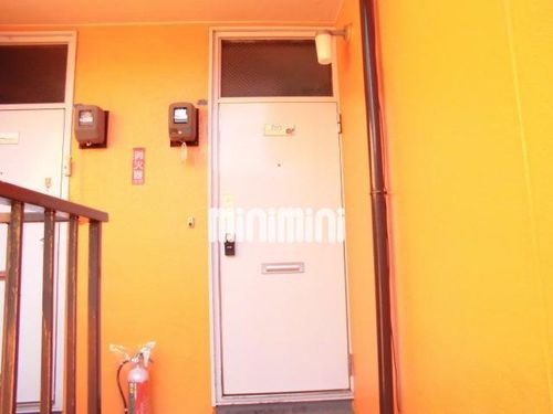 第一ハイツアカネの玄関