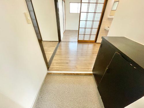川原マンションの玄関