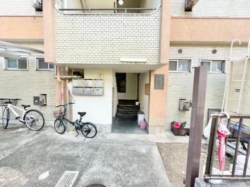 川原マンションの玄関