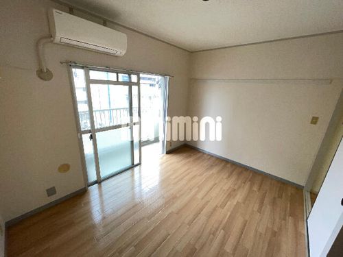 第一下林ビルの居間