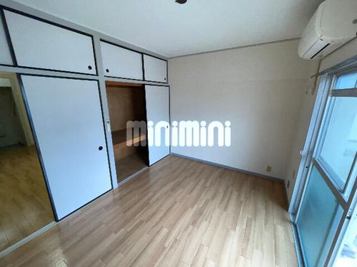 第一下林ビルの居間