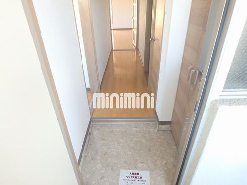 岩室マンションの玄関