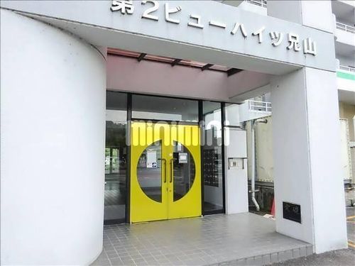 第二ビューハイツ兄山の玄関