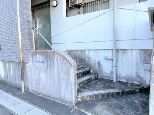 アートヒルズ黒笹の玄関