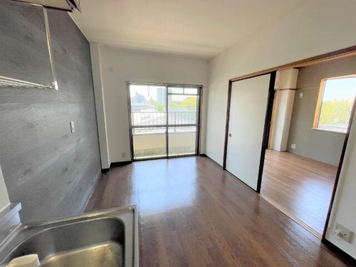 コスモタウンNISSINの居間