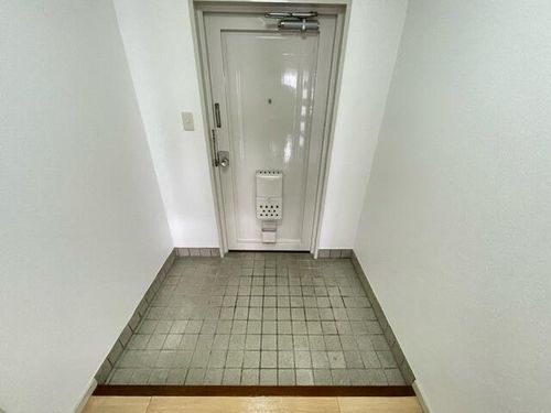 地蔵マンションの玄関