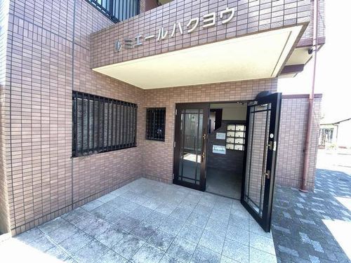 ルミエール ハクヨウの玄関