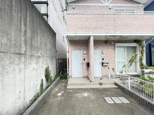 ウィステリア ガーデンの玄関