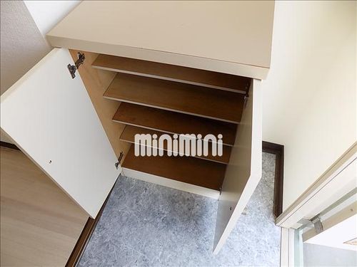 ホワイトタウン21 B棟の玄関